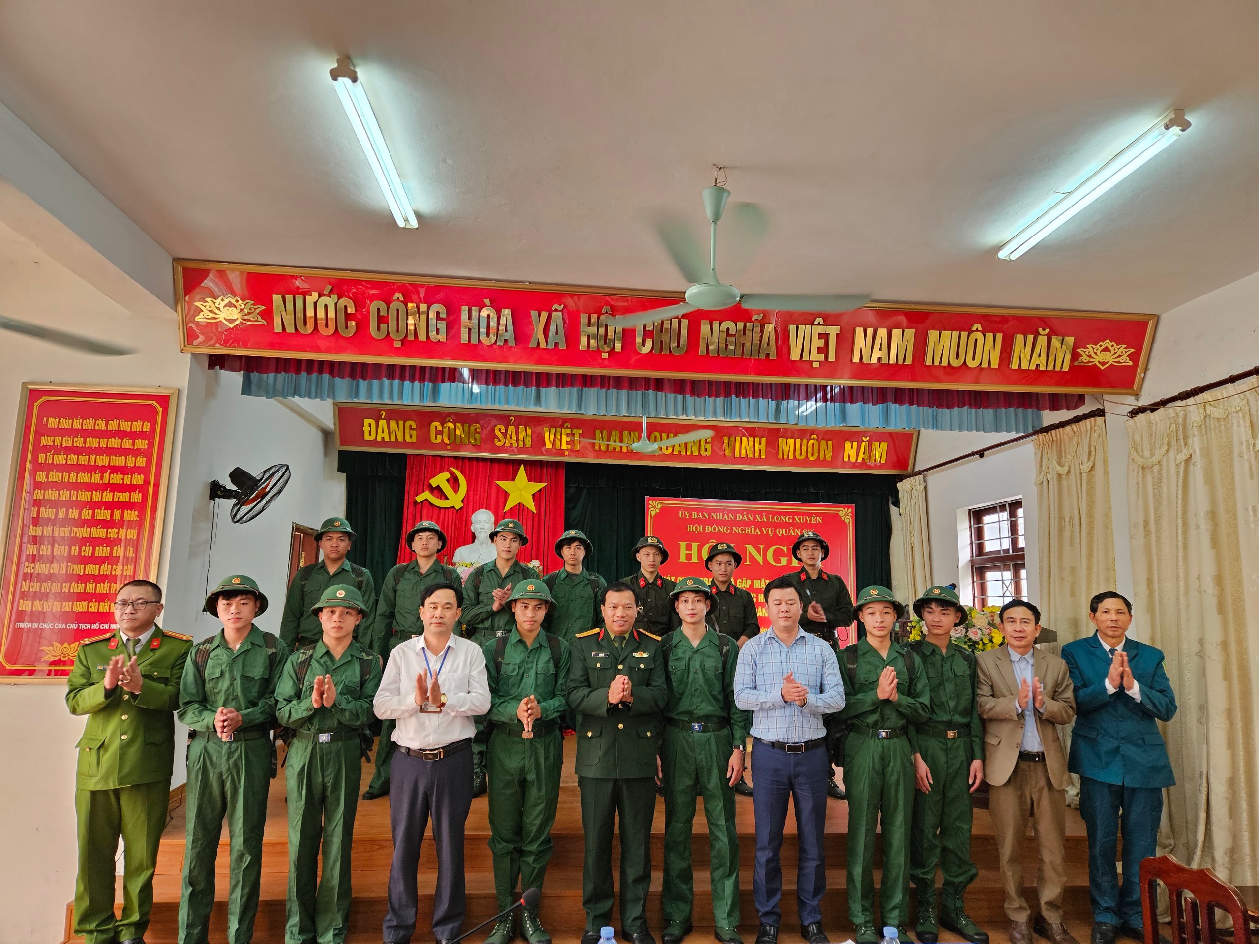 Xã Long Xuyên tổ chức gặp mặt, tặng quà động viên tân binh chuân bị lên đường nhập ngũ năm 2024